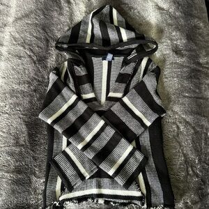 FOREVER 21. MEDIUM Black And White Cute Sweater.